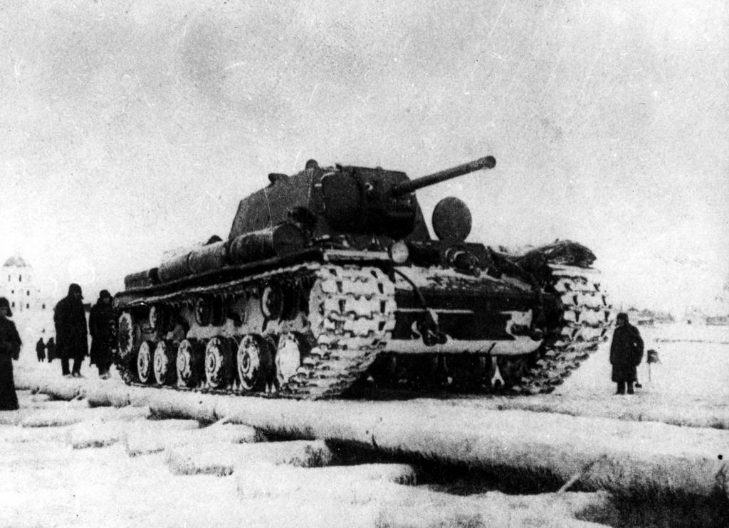 Переправа танка КВ через Волгу в районе Калинина. Калининский фронт. Зима 1941